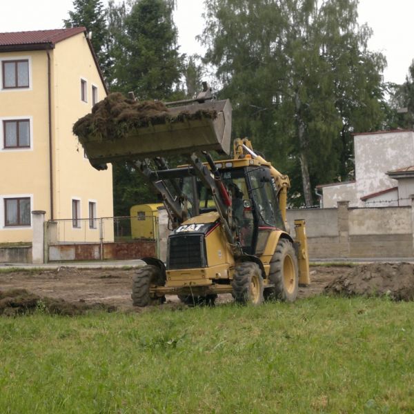 Začínáme stavět novou firemní budovu